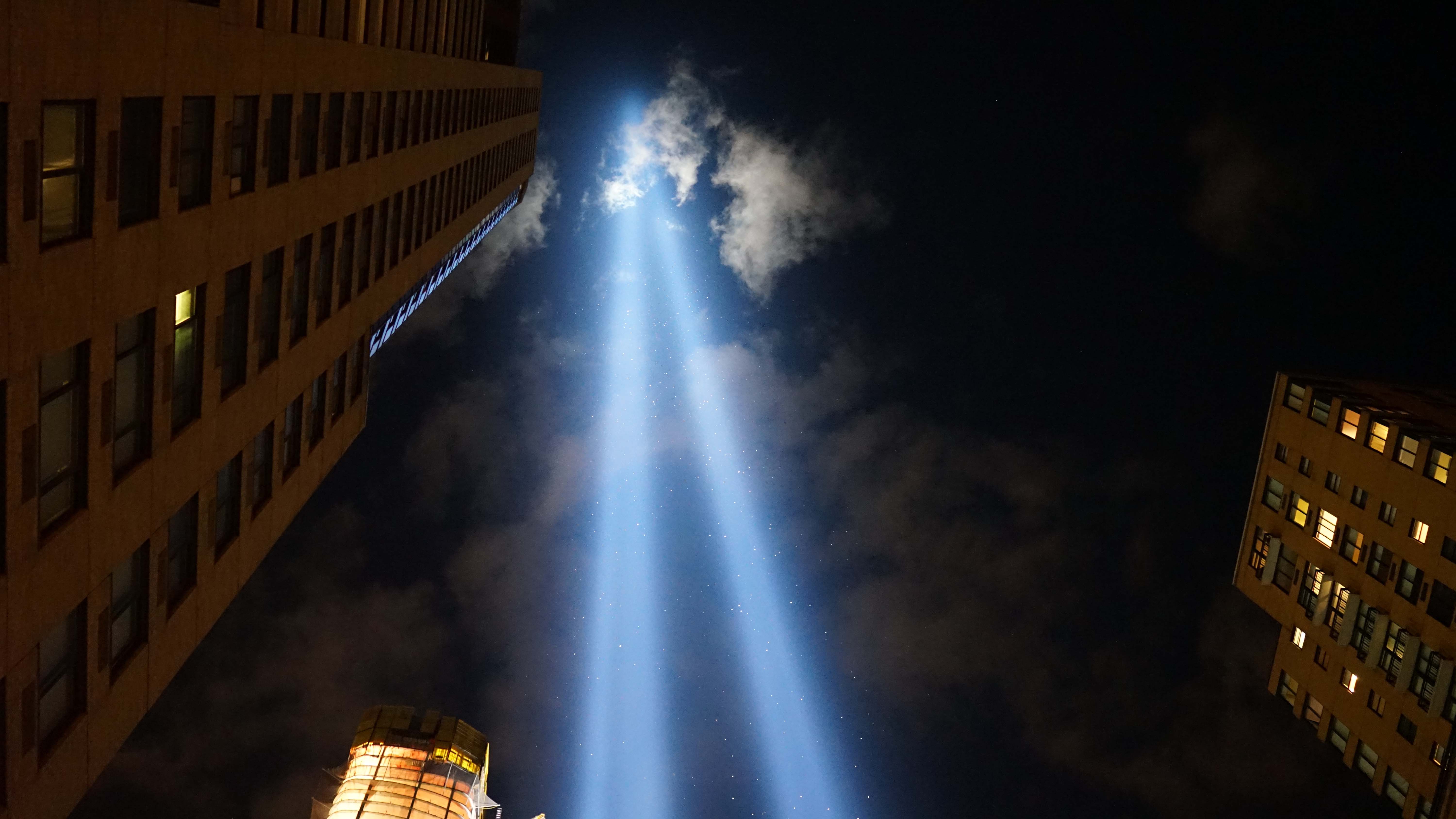 911 spot lights looking straight up 2015
