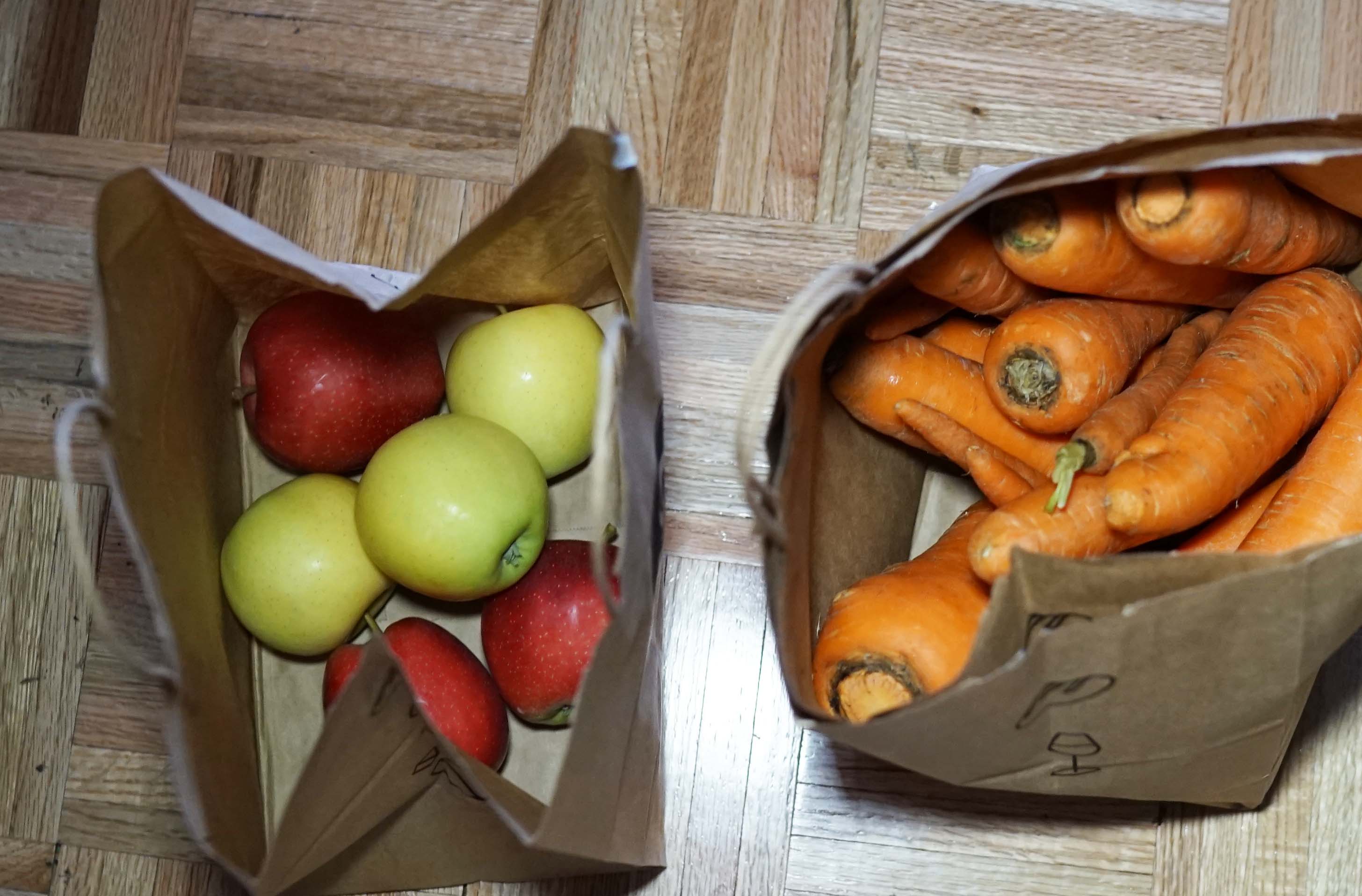 Le District apples and carrots in bag