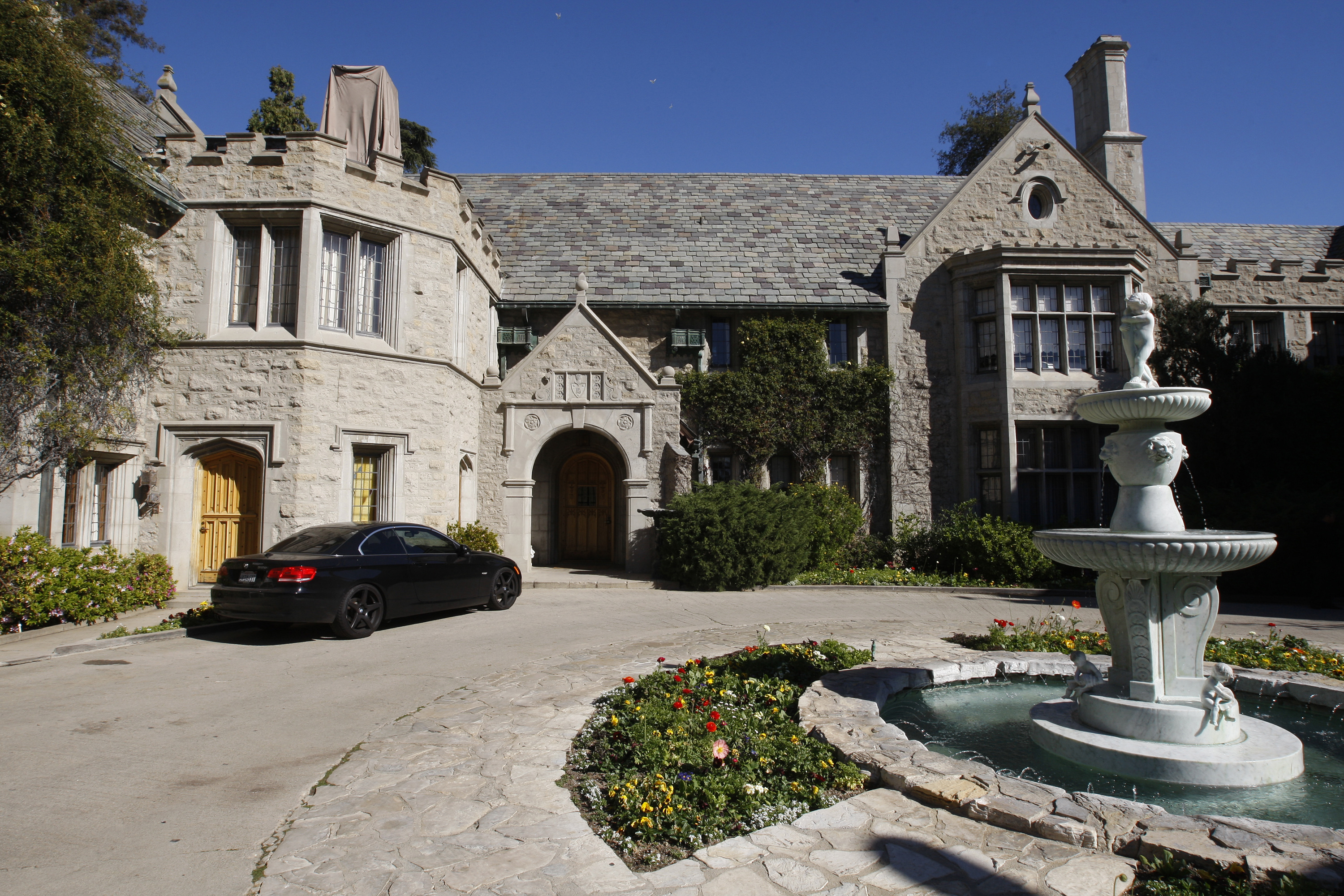 A view of the Playboy Mansion in Los Angeles, California February 10, 2011. REUTERS/Fred Prouser (UNITED STATES - Tags: ENTERTAINMENT) - RTXXPQF